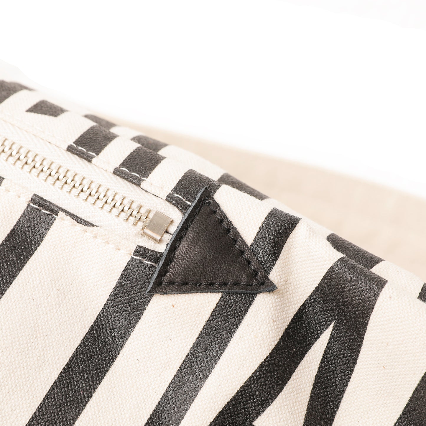 【JDG23660】Bus Stop Ramble Sling